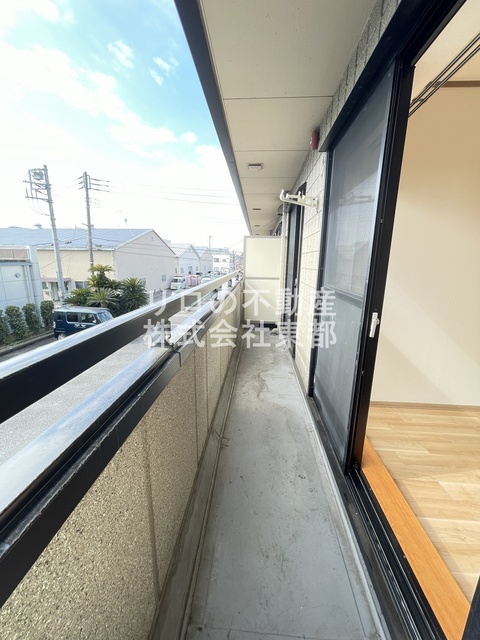 バルコニー　お天気のいい日は洗濯物も気持ちよく干せますね！