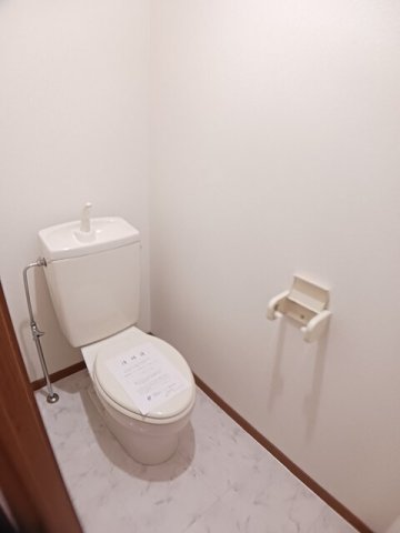 トイレ　落ち着いた色調のトイレです