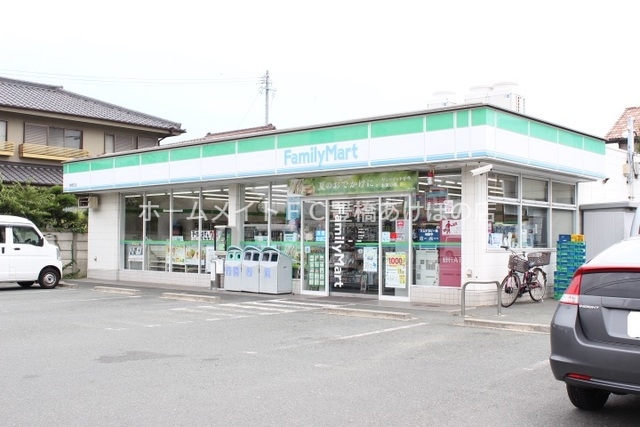 コンビニ　ファミリーマート草間町店（コンビニ）まで681m