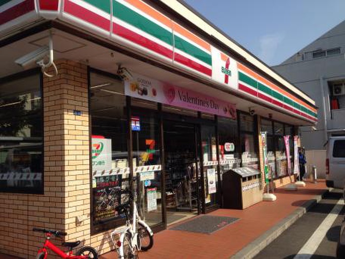 コンビニ　セブンイレブン横浜日吉本町３丁目店（コンビニ）まで135m