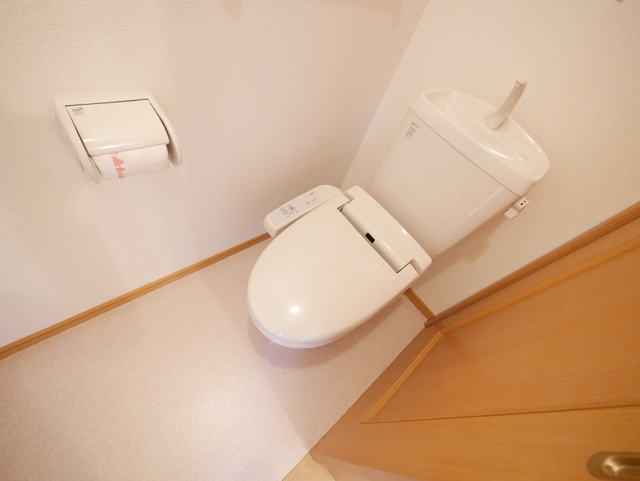 トイレ　★嬉しい温水洗浄便座付のトイレです★