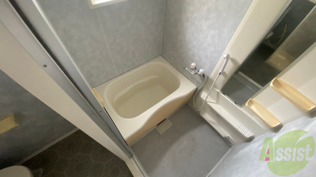 バス・シャワールーム　独立した洗面所には洗濯機置場もあり、脱衣場も広めです。