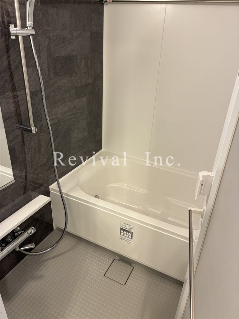 バス・シャワールーム　追い焚き・浴室乾燥完備でございます