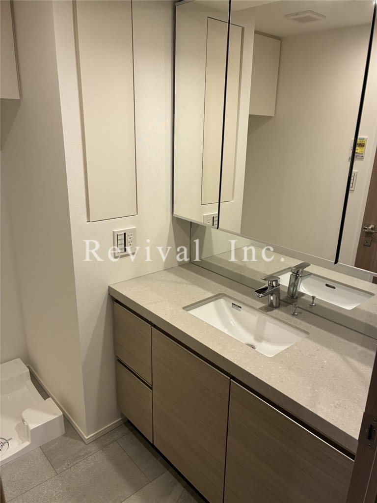 洗面設備　大きな鏡面でございます