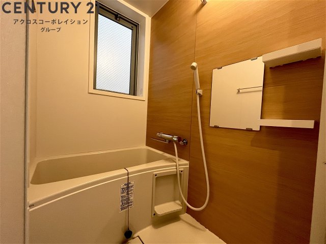 バス・シャワールーム　浴室に窓があり換気も楽々♪