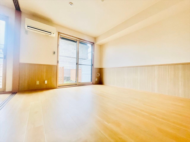 居室・リビング　同一建物内１０３号室内装写真転載