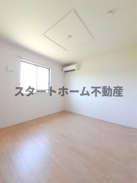 その他部屋・スペース　開放的な寝室です