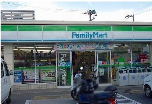 コンビニ　ファミリーマート（コンビニ）まで300m