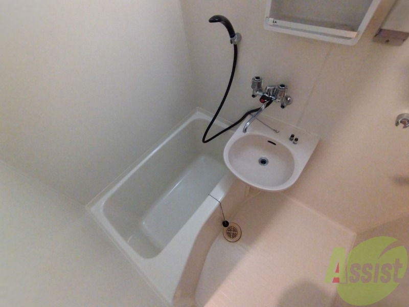 バス・シャワールーム　こちらはお風呂。一日の疲れをここで癒してください。