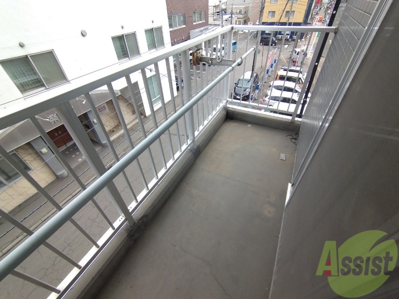 バルコニー　こちらはバルコニー。洗濯物が干せるようになっています。