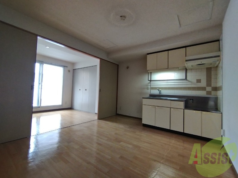 居室・リビング　７．５帖のダイニングキッチン。ご飯を食べるお部屋ですね。