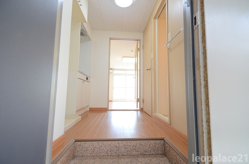 玄関　2階3階はカーペットになります。