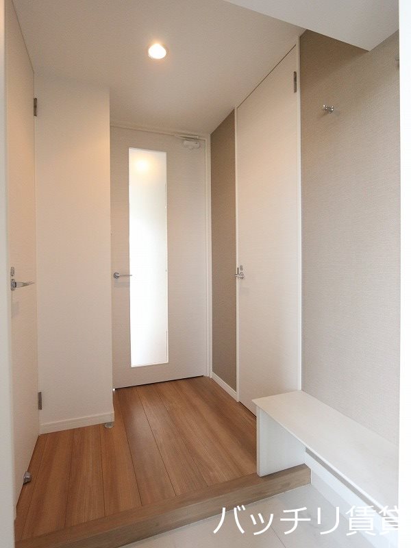 玄関　別号室タイプの為、現状を優先いたします