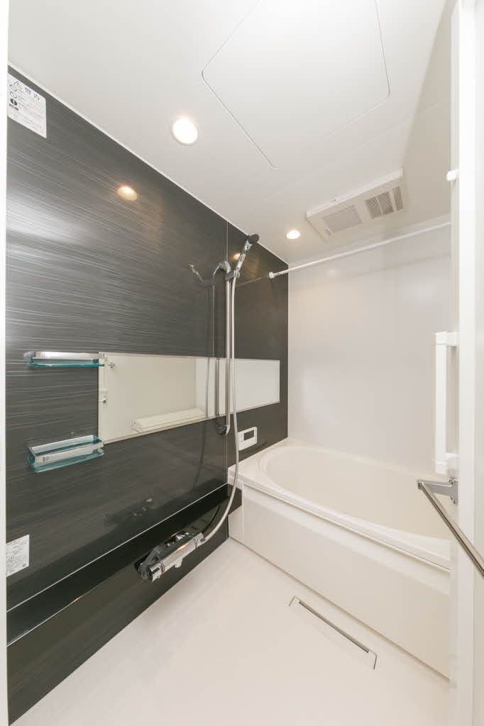 バス・シャワールーム　浴室　オシャレなアクセントを施したゆったりユニットバスです…