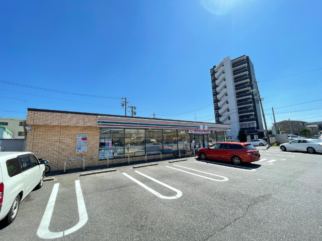 コンビニ　セブンイレブン（コンビニ）まで200m