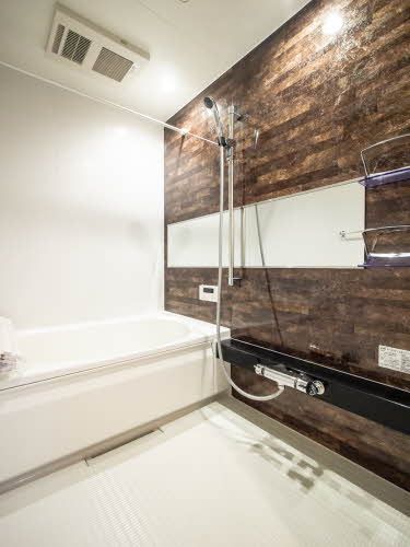 バス・シャワールーム　アクセントパネルがオシャレな浴室。浴室乾燥機と追い焚き給湯…