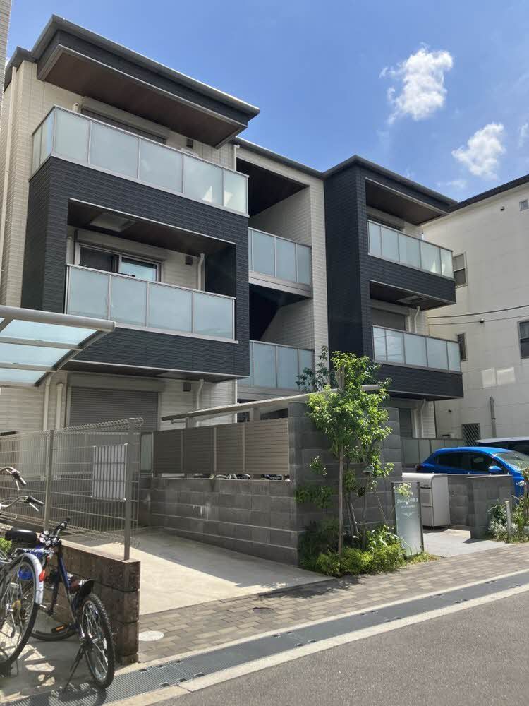 建物外観　積水ハウス施工・重量鉄骨造３階建て