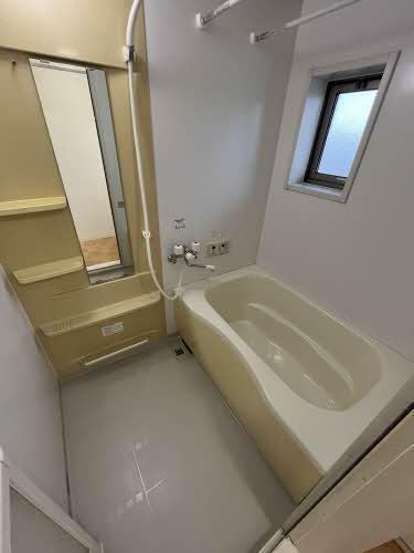 バス・シャワールーム　小窓もあり、収納もたっぷり快適です☆