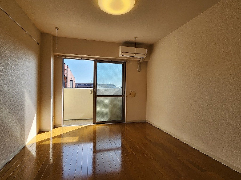 居室・リビング　開口部が多く明るい角部屋　写真は別部屋参考　間取り反転