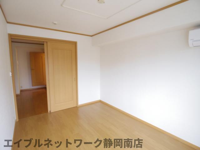 居室・リビング　こちらの居間で趣味の時間をお楽しみください