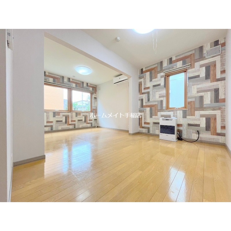 居室・リビング　アクセントクロスが明るい！