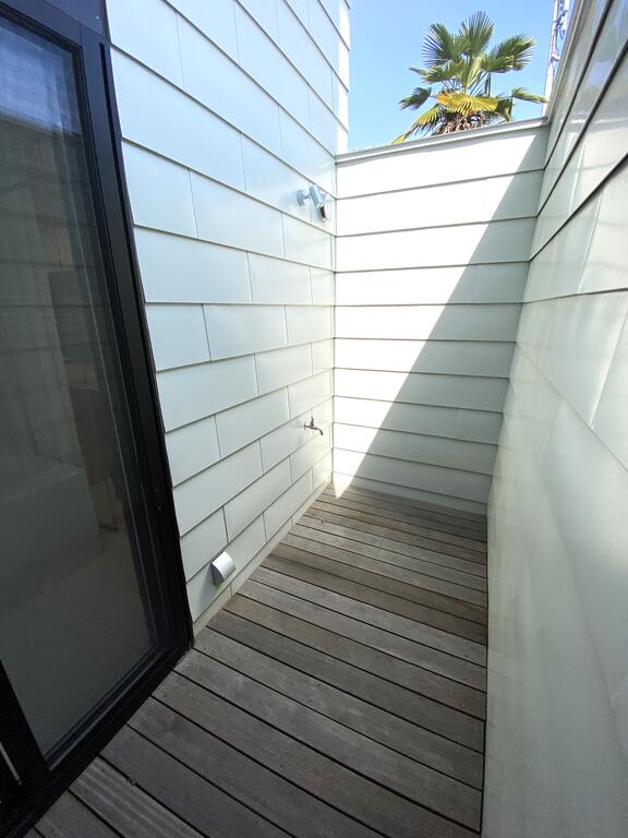 バルコニー　浴室の先にはプライベート感のあるバルコニー