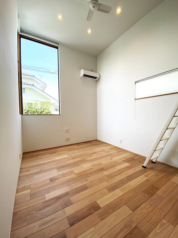 居室・リビング　天井が高く、1階でも開放感のある造り◎