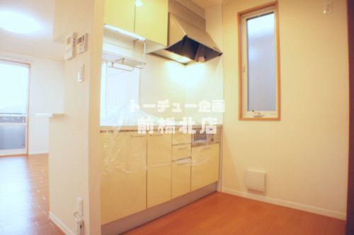 キッチン　対面式キッチンでお料理が楽しい♪窓も付いて換気もばっちり