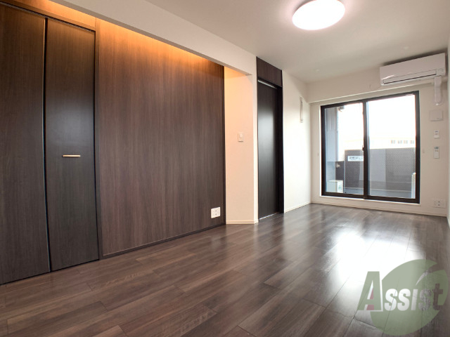 居室・リビング　７帖の洋室です。広々として、きれいですね。