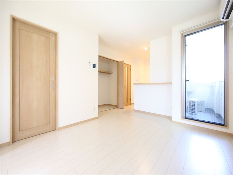 居室・リビング　ＬＤＫ10.5帖　カウンターキッチン　エアコン付　バルコニー