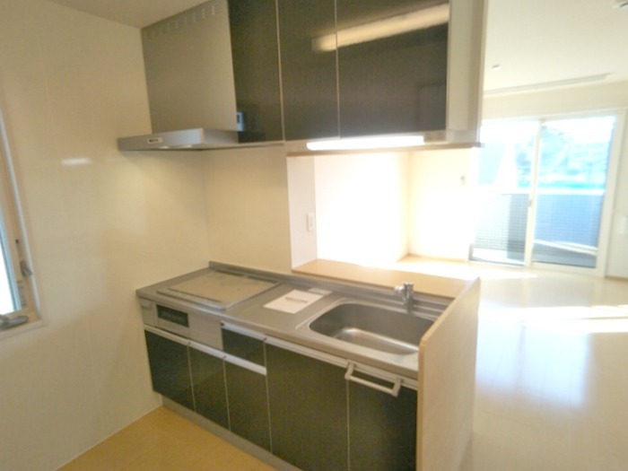 キッチン　窓付きのカウンターキッチンです。