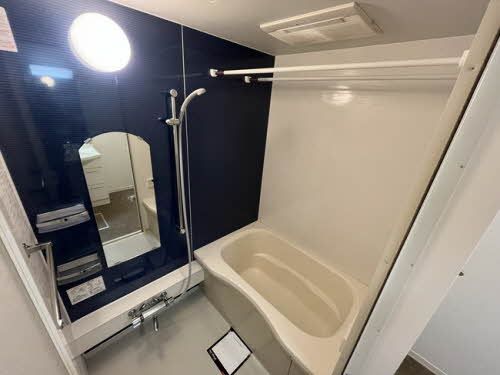 バス・シャワールーム　オシャレなアクセントを施したゆったりユニットバスです。