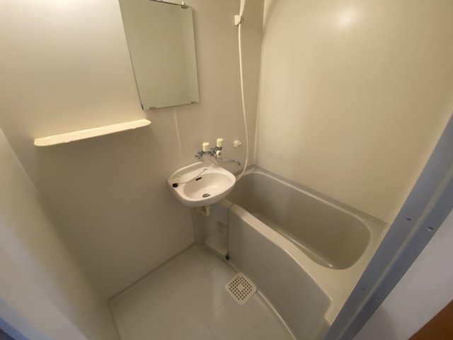 バス・シャワールーム　シンプルで機能的なユニットバスです
