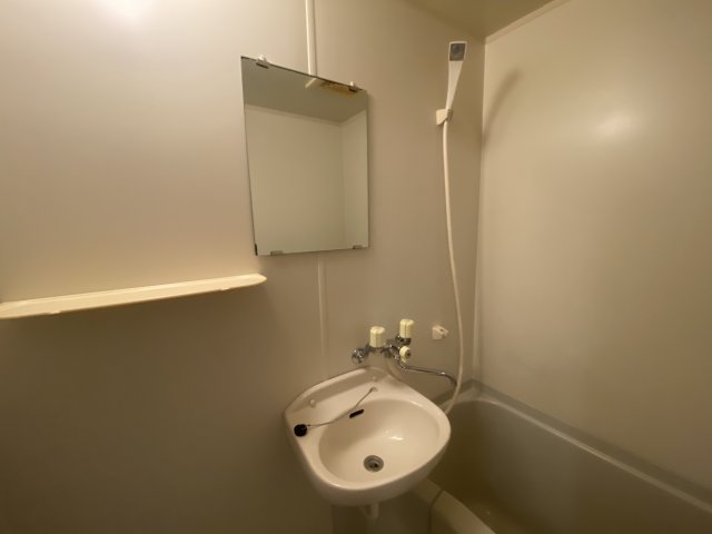 洗面設備　浴室内に洗面台あり！