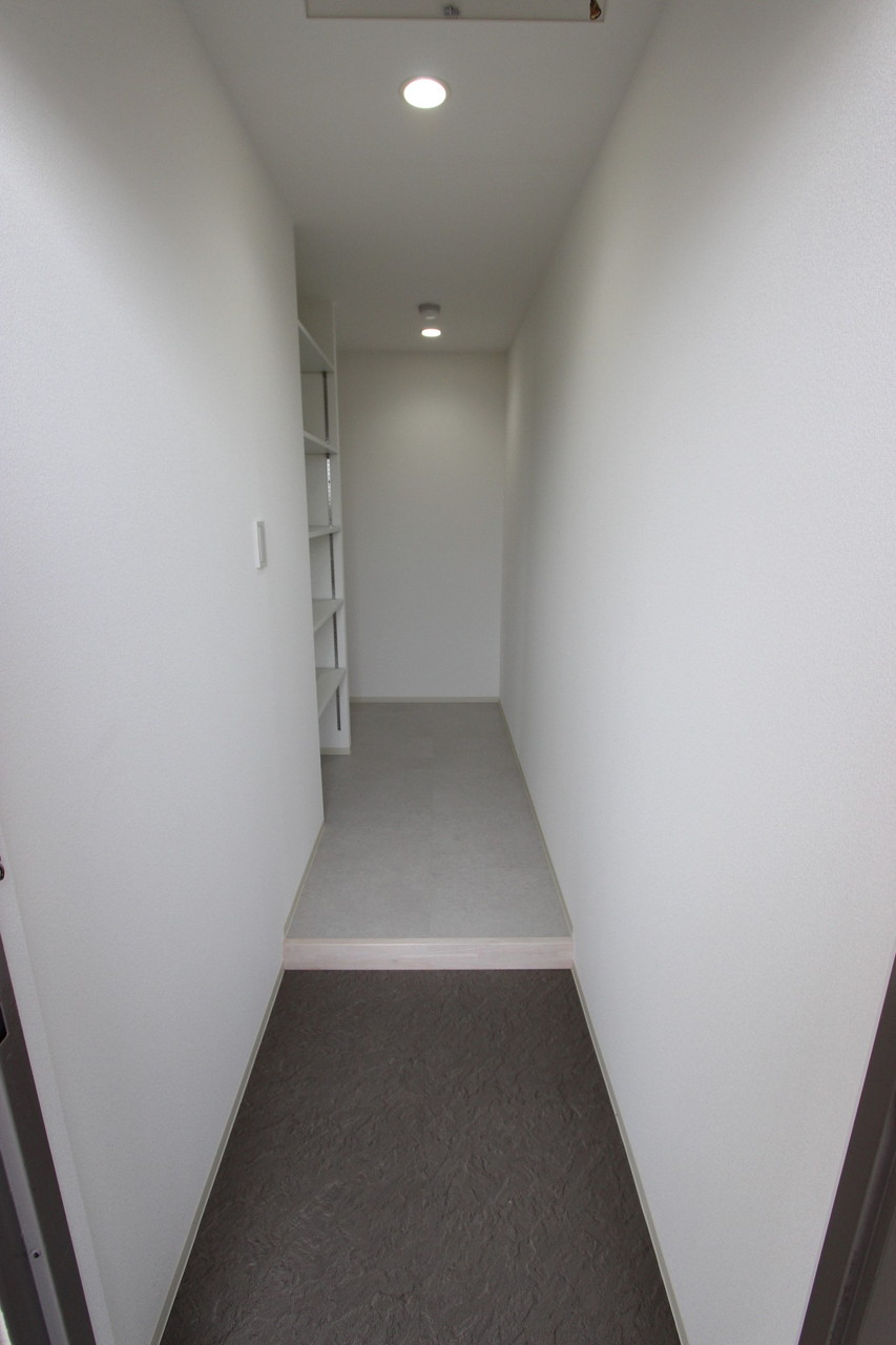 玄関　現在リノベーション工事中です。色仕様は現況優先になります。