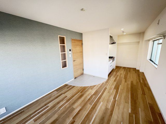 居室・リビング　現在リノベーション工事中です。色仕様は現況優先になります。