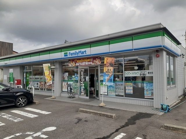 コンビニ　ファミリーマート岐南薬師寺店（コンビニ）まで550m