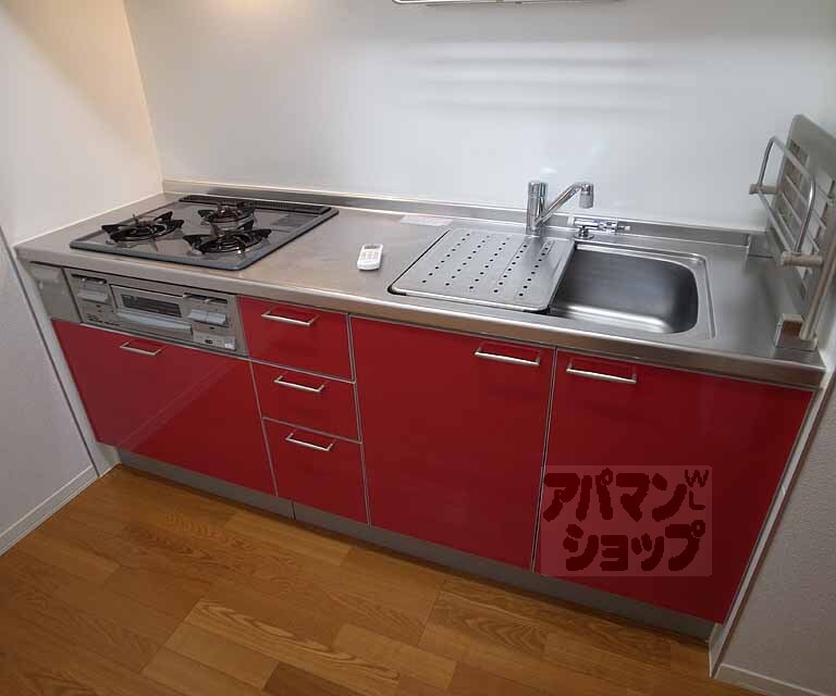 キッチン　赤基調のおしゃれなキッチンです・