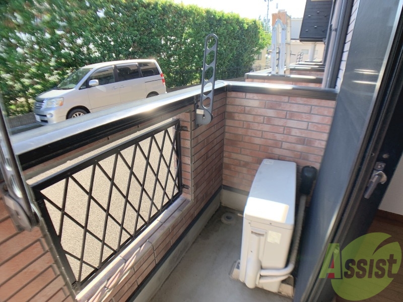 バルコニー　バルコニーはこちらです。長さも幅もちょうどいい広さですね。