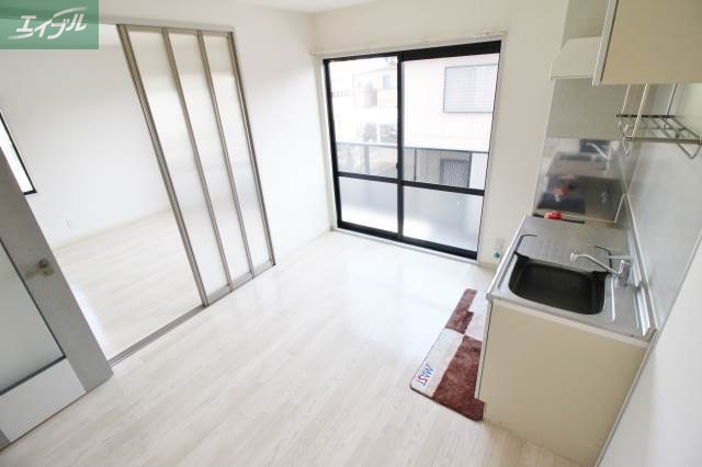 居室・リビング　間仕切りはライトスクリーン。