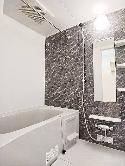 バス・シャワールーム　追い焚き・浴室乾燥機付きのお風呂です♪