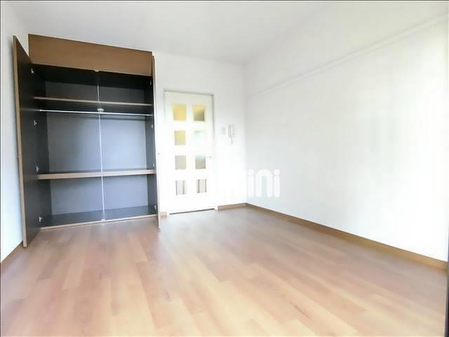 居室・リビング　収納があるのでお部屋が広々使えます。