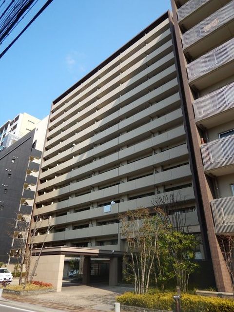 建物外観　二丁掛タイルと石材を使用した重厚な外観。前面のロータリーも余
