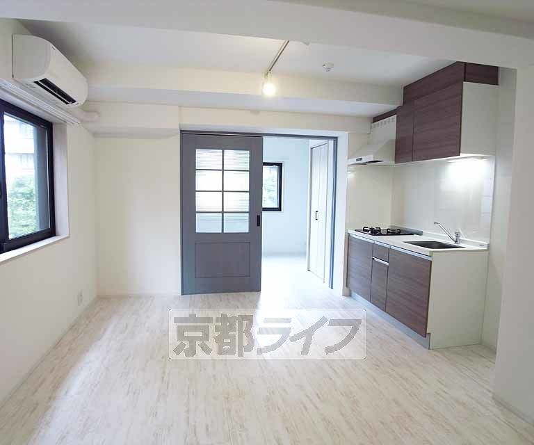 居室・リビング　窓の和も位置もバランスの良いお部屋です。