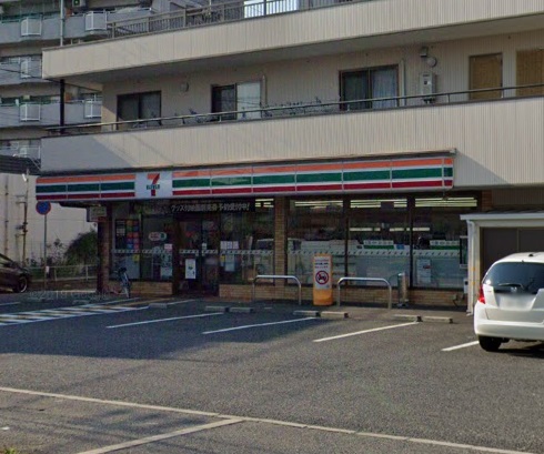 コンビニ　セブンイレブン（コンビニ）まで479m