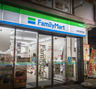 コンビニ　ファミリーマート 東新宿駅西店（コンビニ）まで104m