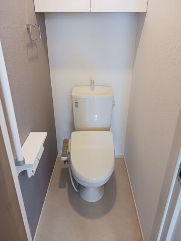 トイレ　落ち着いた色調のトイレです