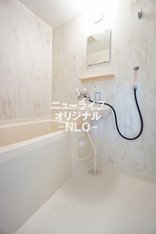 バス・シャワールーム　バスタブに浸かってゆっくりと一日の疲れを癒せます☆