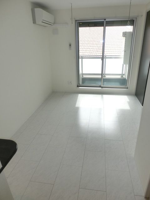 居室・リビング　タイル調のオシャレな床でですね