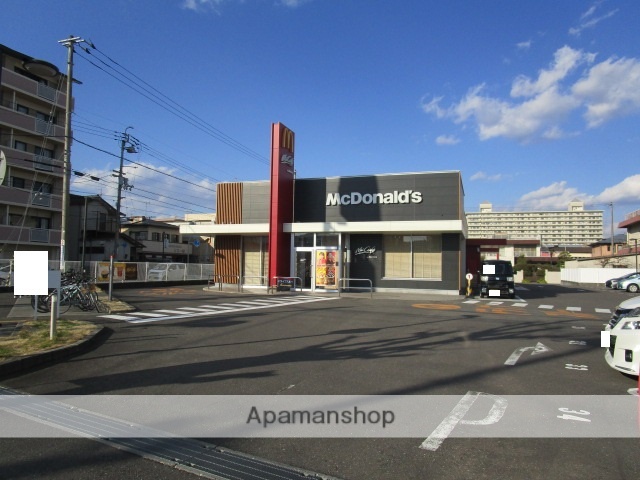 飲食店　マクドナルド高知稲荷町店（飲食店）まで652m